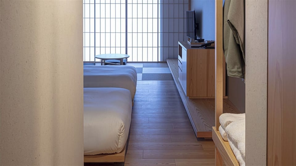 [Standard Twin] 40m² / bed width 1,200mm. You can enjoy a panoramic view of Atami Bay from the terrace.