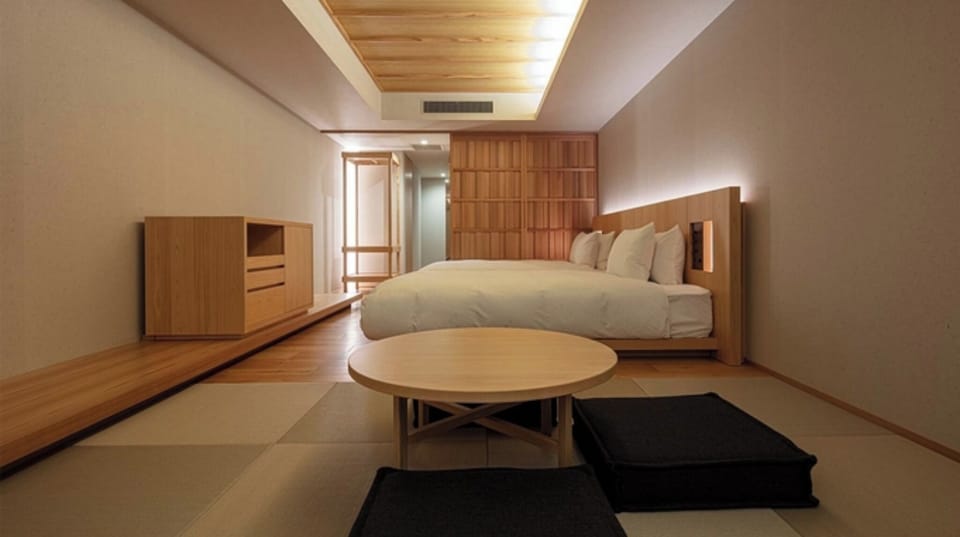 [Standard Twin] 40m² / bed width 1,200mm. Enjoy a relaxing stay on the tatami mats around the round table.