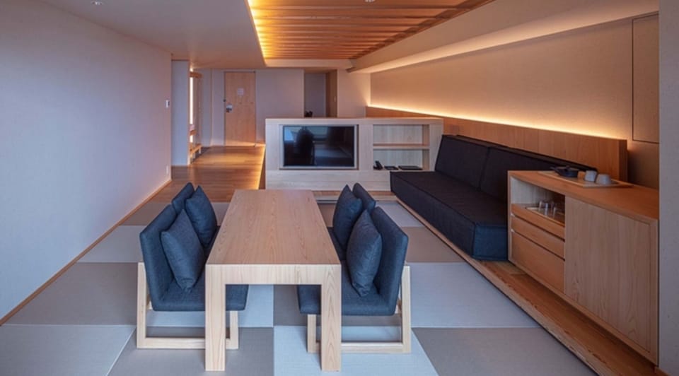 [Premium Suite] 62 m² / bed width 1,200 mm + sofa bed. A relaxing space equipped with chairs and a table.
