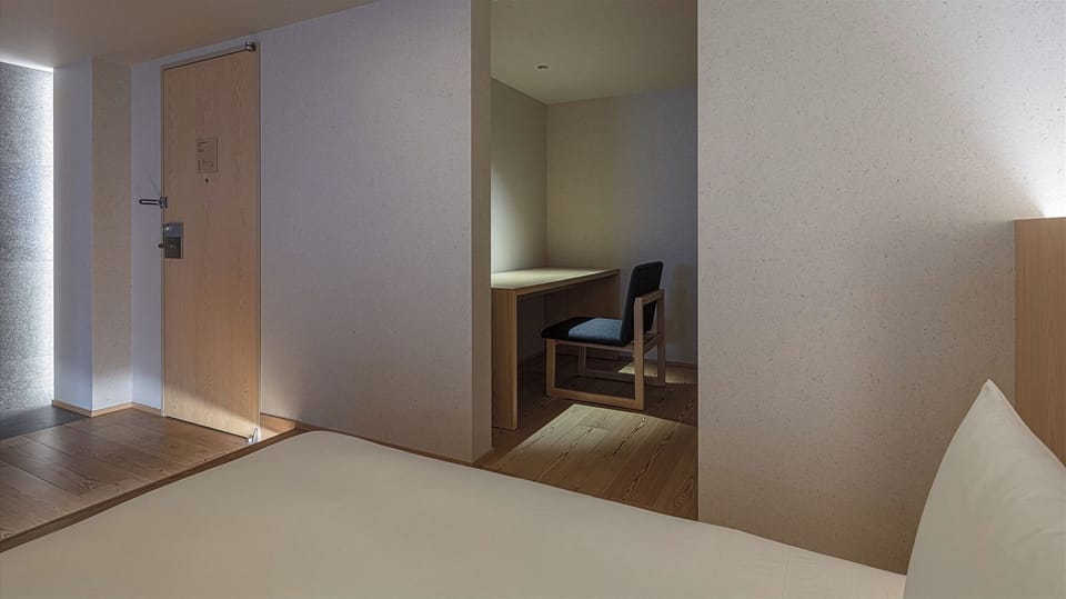 [Grand Twin] 62m² / bed width 1,200mm + sofa bed. A desk is provided next to the bed.