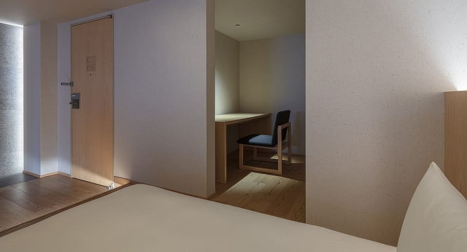[Grand Twin] 62m² / bed width 1,200mm + sofa bed. A desk is provided next to the bed.