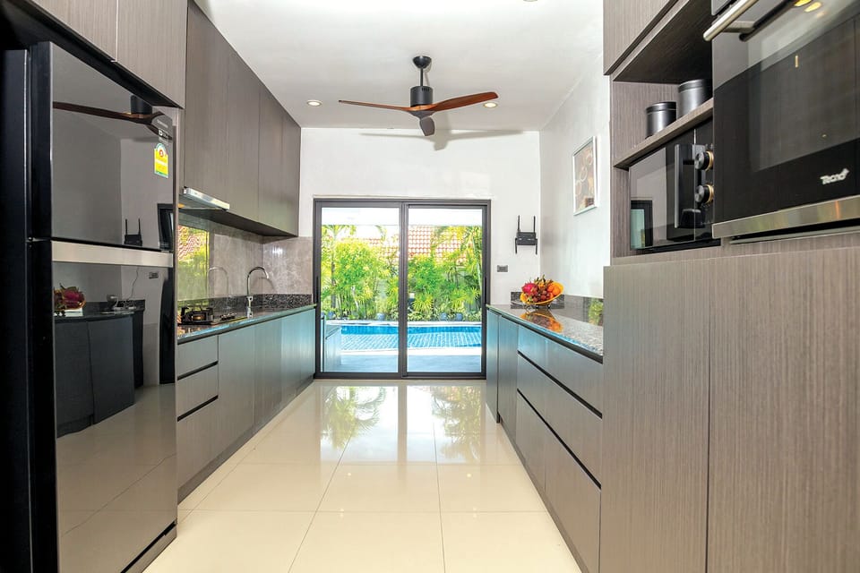 Full-size fridge, microwave, oven, stovetop