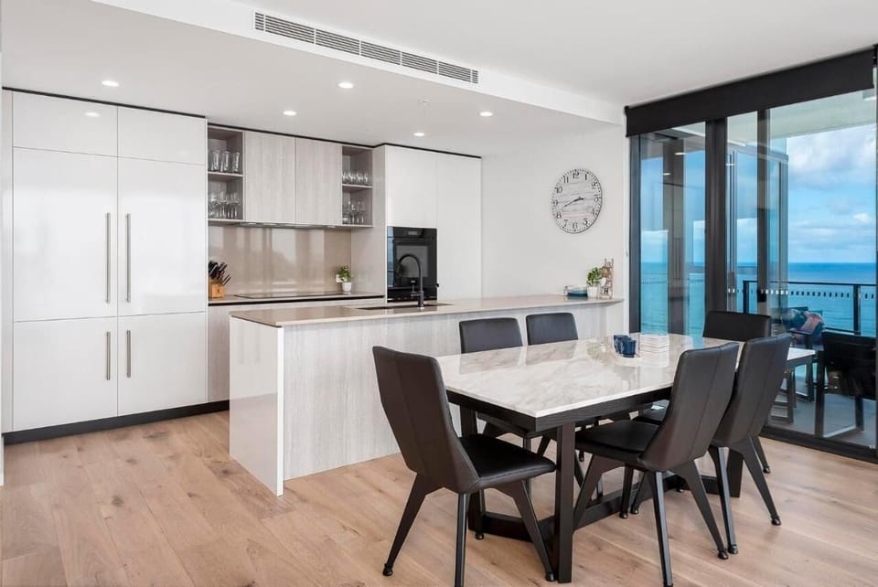 Apartment, 3 Bedrooms, Ocean View | In-room dining