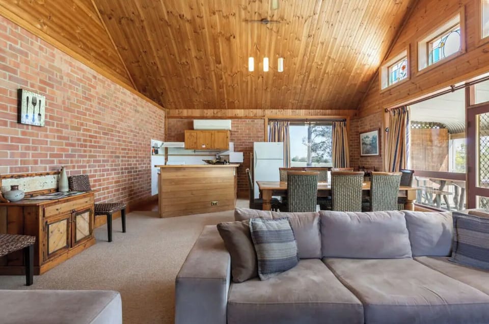 Standard Chalet, Kitchen, Vineyard View | Living area