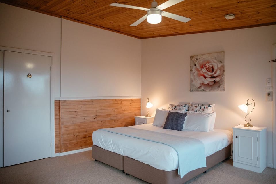Standard House, 5 Bedrooms, Fireplace, Garden Area | Premium bedding, pillowtop beds, blackout drapes, iron/ironing board
