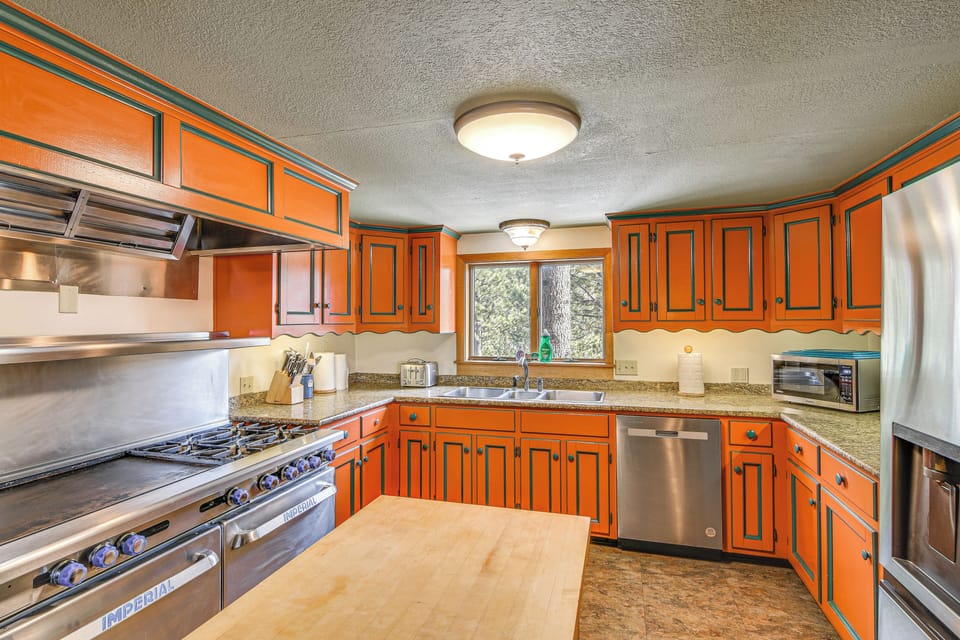 Kitchen | 2 Ovens | 2nd Floor