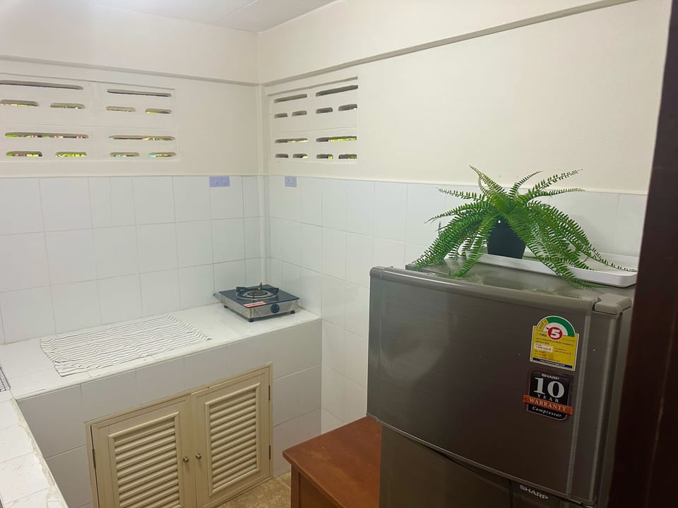 Traditional Room, 1 Bedroom | Private kitchenette | Mini-fridge, electric kettle