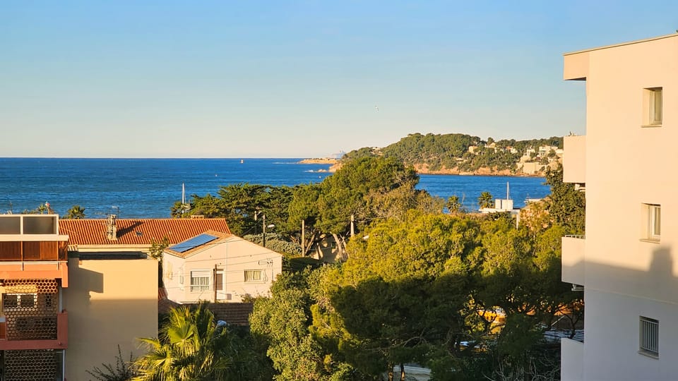 90 m² • ocean view • Beach and Sanary within walking distance • Parking Apartment in Six-Fours-les-Plages