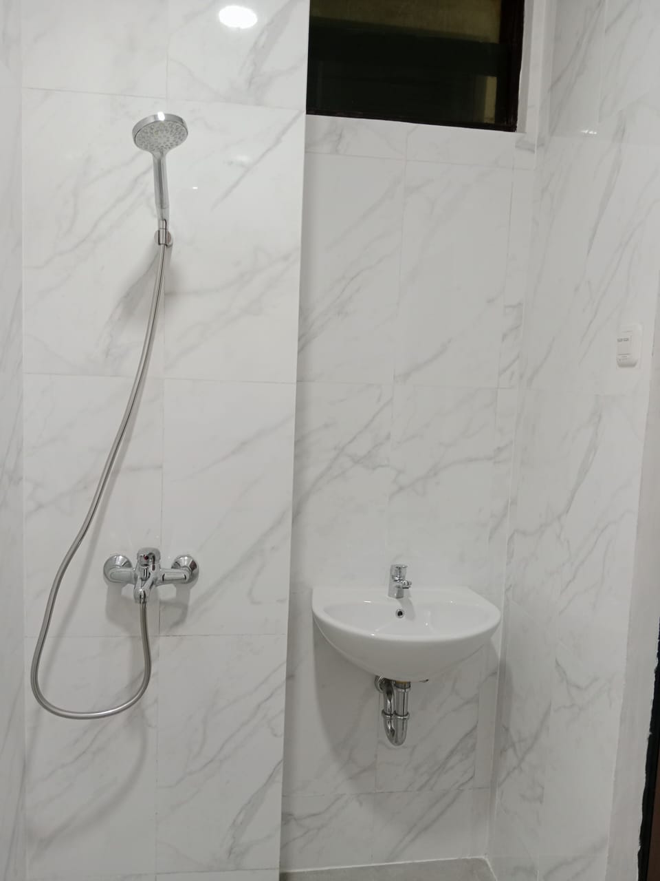 Deluxe Twin Room | Bathroom | Shower, free toiletries, slippers, soap