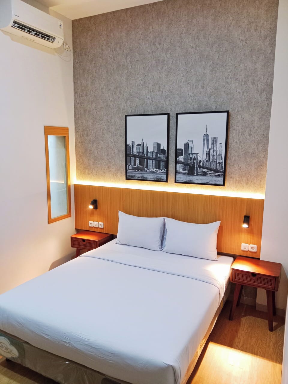Desk, soundproofing, rollaway beds, free WiFi