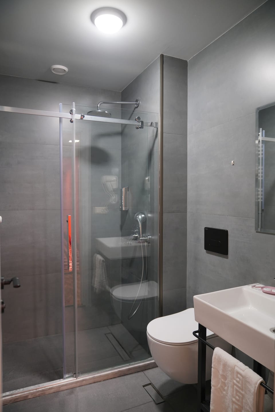 Basic Double Room | Bathroom