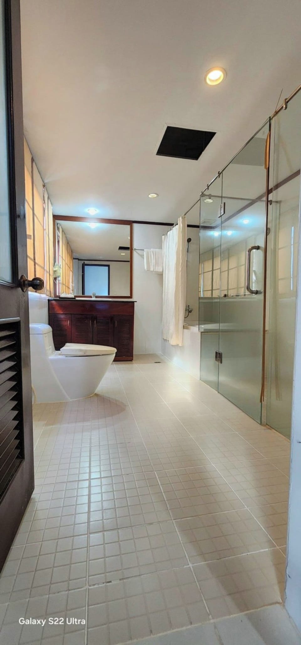 Bathtub, free toiletries, hair dryer, slippers