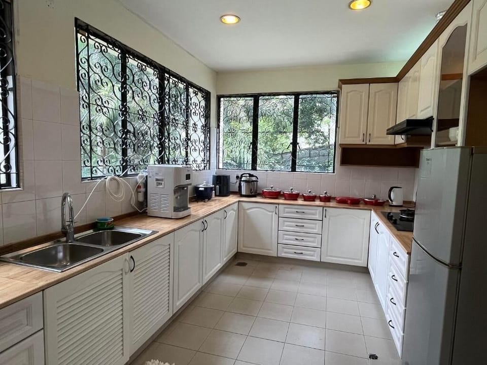 Executive Villa, Garden View | Private kitchen | Coffee/tea maker, microwave, stovetop, electric kettle