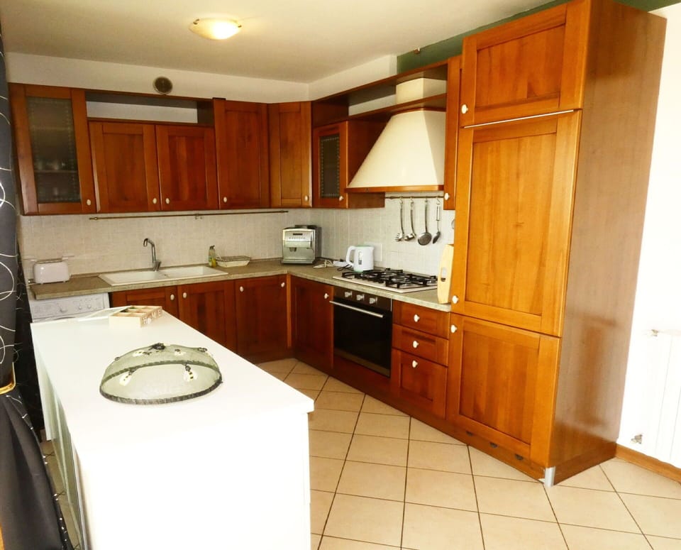 Brown, Countertop, Cabinetry, Sink, Tap, Property, Furniture, Kitchen Sink, Building, Plumbing Fixture