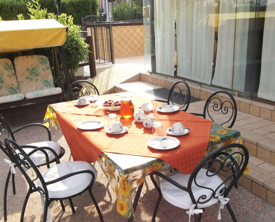 Table, Furniture, Bicycle, Property, Tableware, Chair, Outdoor Table, Wood, Outdoor Furniture, Plant