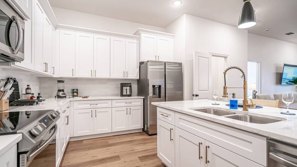 Fully equipped chef’s kitchen with full-size appliances, cookware, utensils, and plenty of counter space—perfect for home-cooked meals or game day prep. Ideal for extended stays, family trips, and corporate housing near AT&T Stadium.