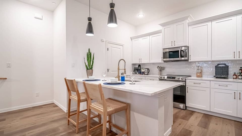  A fully equipped chef's kitchen with everything you need for a home-cooked meal or game day prep. Perfect for extended stays, family trips, and corporate housing near AT&T Stadium.