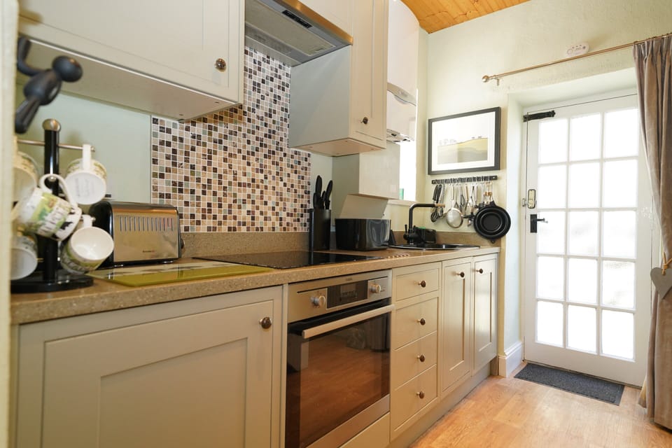 Cottage | Private kitchen | Fridge, microwave, oven, stovetop