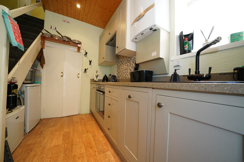 Cottage | Private kitchen | Fridge, microwave, oven, stovetop
