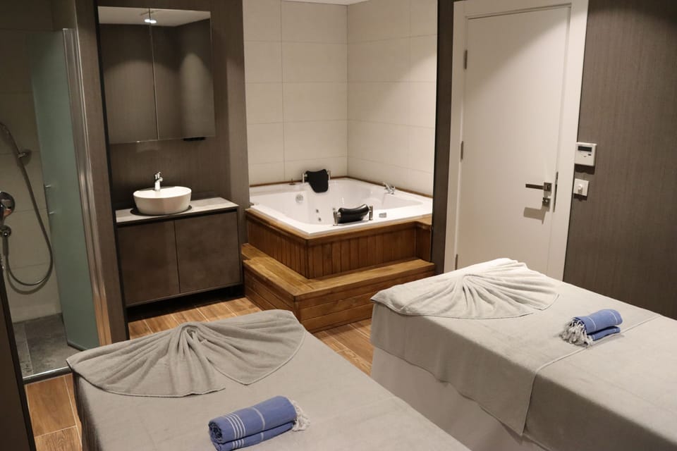 Couples treatment rooms, sauna, hot tub, steam room, massages