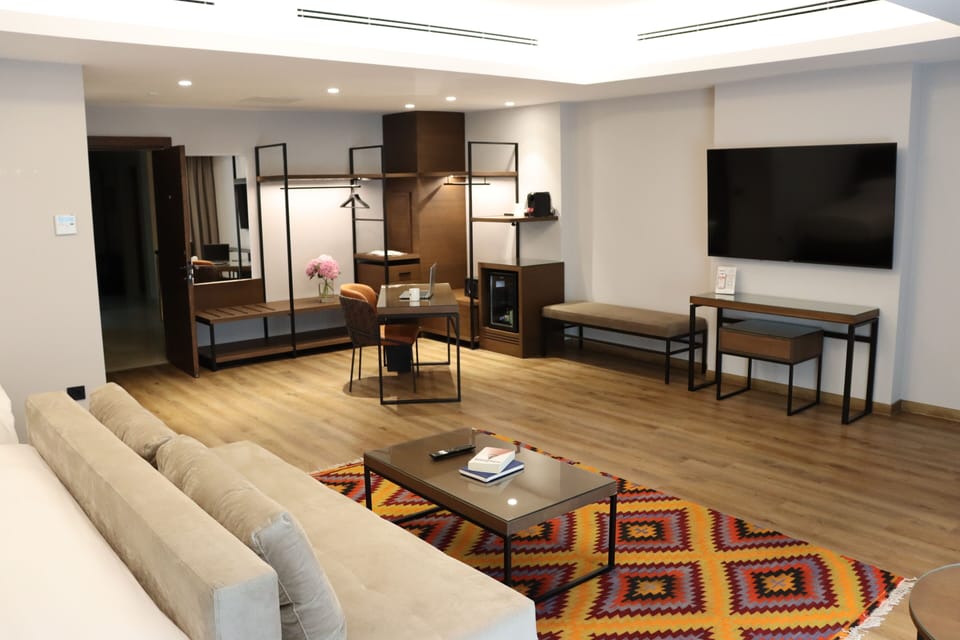 Suite | Premium bedding, in-room safe, blackout drapes, soundproofing