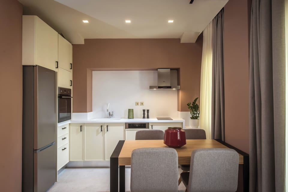 Full-size fridge, microwave, oven, dishwasher