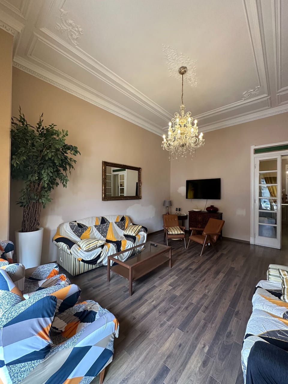 Room, 1 Bedroom, Balcony, City View | Living area | Books