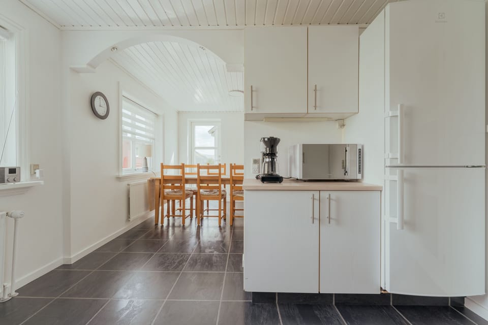 Standard House | Private kitchen | Full-size fridge, oven, stovetop, dishwasher
