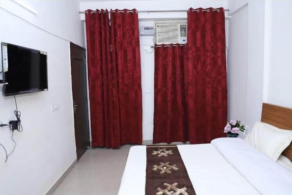 Deluxe Room, Balcony | Desk, laptop workspace, free WiFi