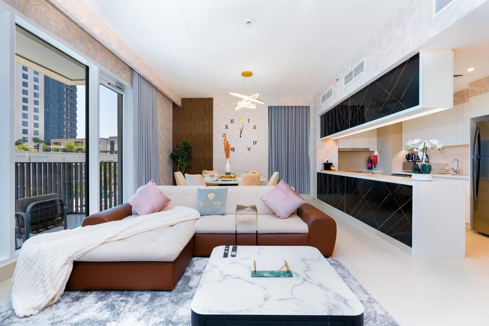 Luxury Apartment, 3 Bedrooms, City View | Living room