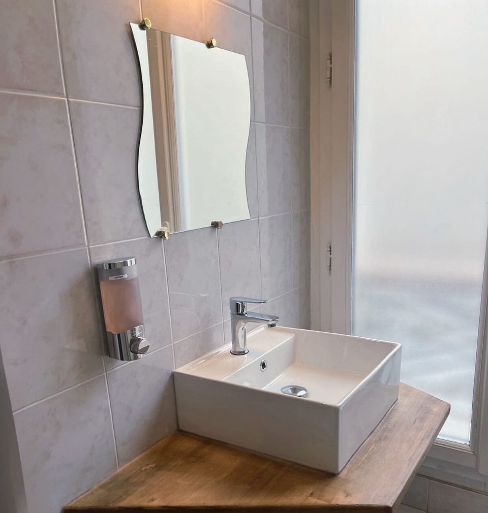 Chambre Classique, 2 lits une place, vue Ordener | Desk, laptop workspace, free WiFi, bed sheets