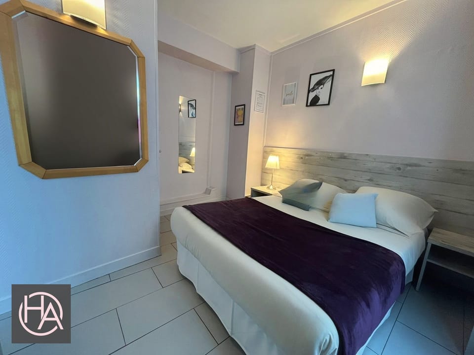 Chambre Double Classique, 1 lit double, vue Cloys | Desk, laptop workspace, free WiFi, bed sheets