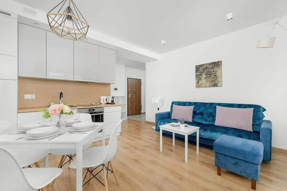 Stylish living room with coffe table. 