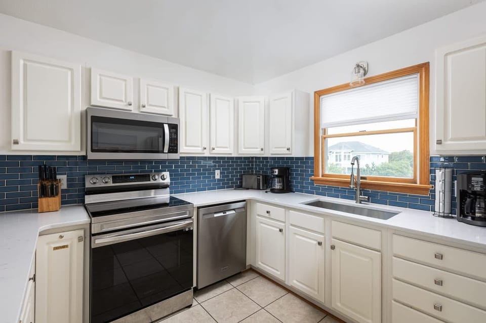Fully Stocked Kitchen w/ Refrigerator, Microwave, Oven, Stove, Toaster, Coffee Maker, Blender, and Cooking Utensils with Breakfast Bar (Seats 3)