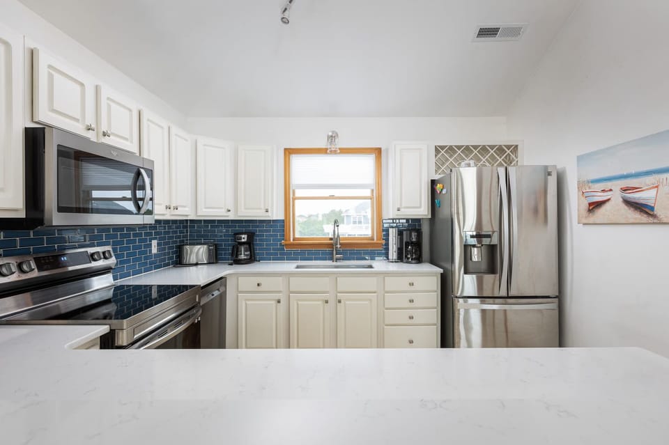 Fully Stocked Kitchen w/ Refrigerator, Microwave, Oven, Stove, Toaster, Coffee Maker, Blender, and Cooking Utensils with Breakfast Bar (Seats 3)