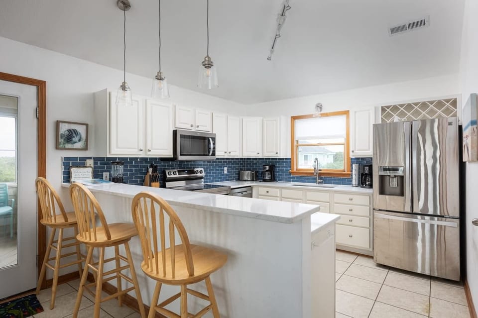 Fully Stocked Kitchen w/ Refrigerator, Microwave, Oven, Stove, Toaster, Coffee Maker, Blender, and Cooking Utensils with Breakfast Bar (Seats 3)