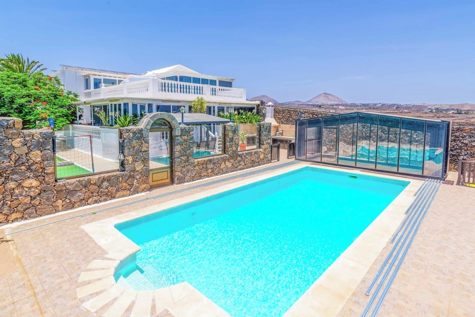 Villa (4 Bedrooms) | Front of property