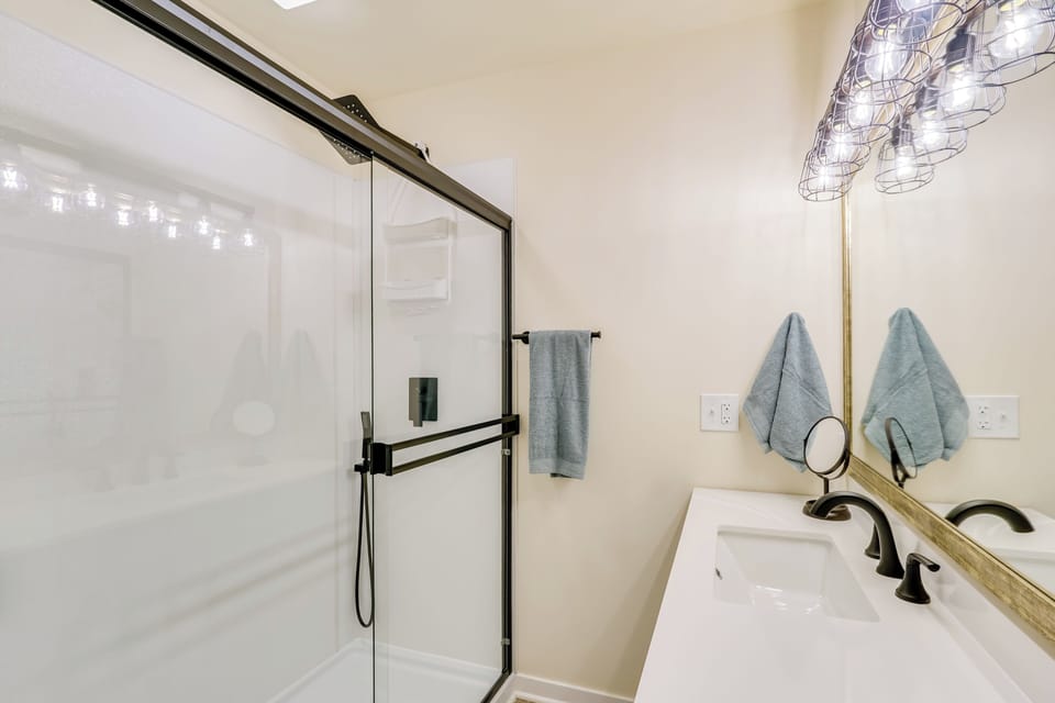 Kayaks, Boat Slip, Game Room, Calm Cove, Great Loc Apartment in Osage Beach