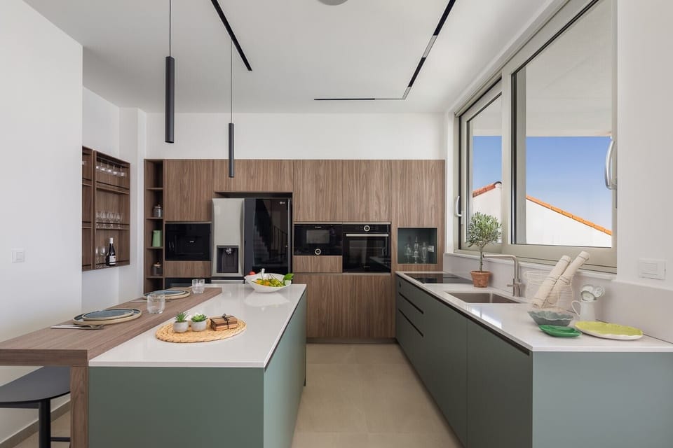 Fully equipped kitchen with all the appliances a modern guest desires for a relaxed stay