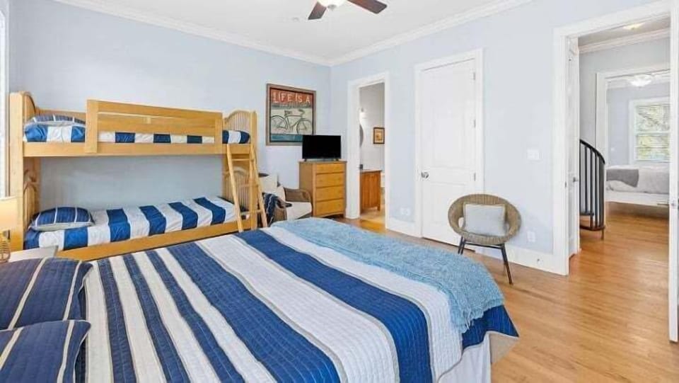 Queen & bunkbed room #2