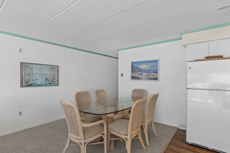 Plenty of seating for 6 at the dining room table!