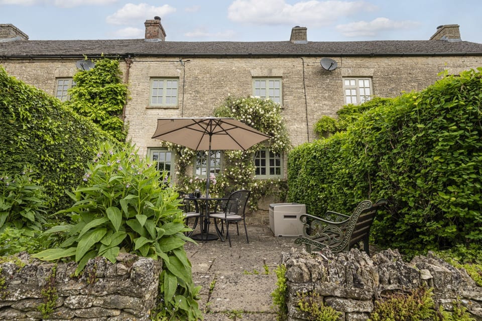 Lilac Cottage Garden - StayCotswold