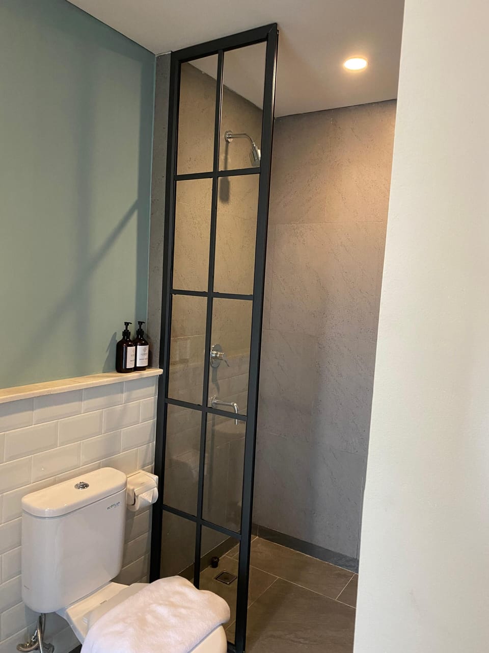 Shower, rainfall showerhead, free toiletries, slippers