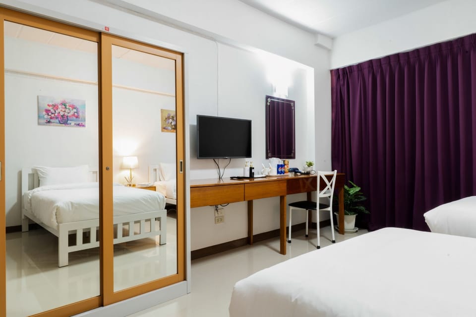 Superior Double Room, Balcony | Individually furnished, desk, soundproofing, free WiFi