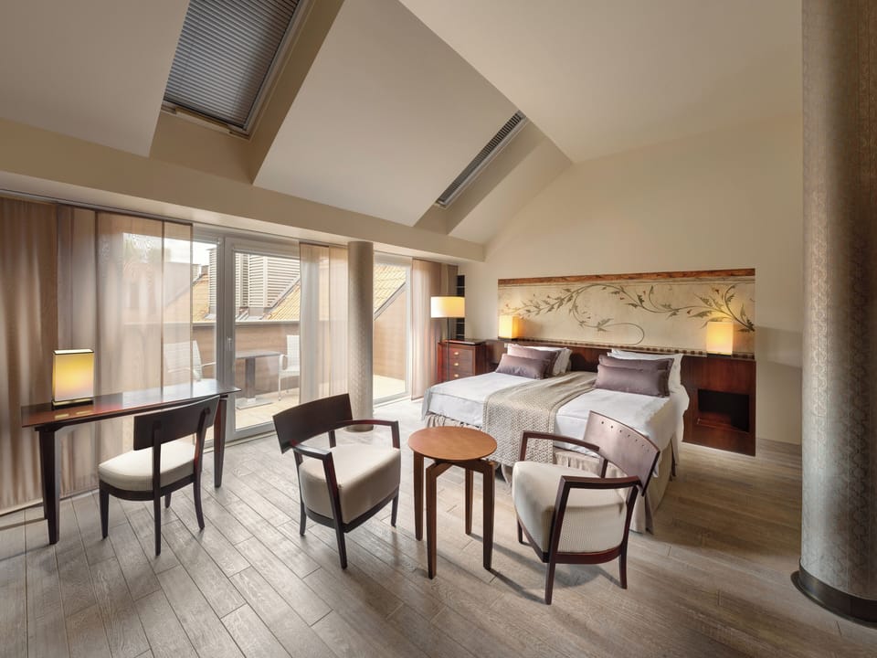 Deluxe Room, 1 King Bed | Hypo-allergenic bedding, minibar, in-room safe, desk