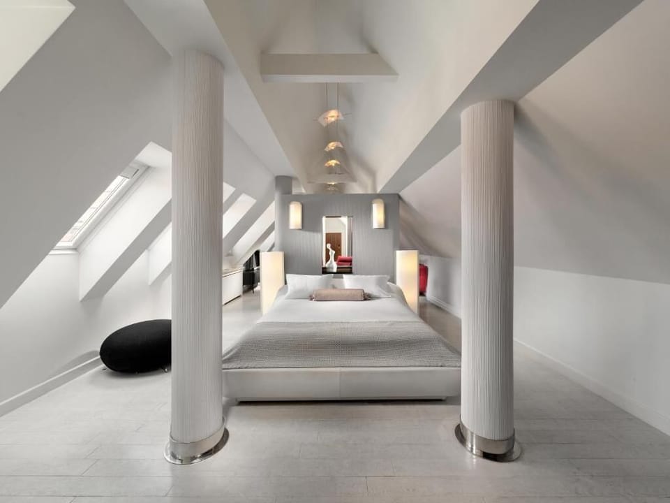 Studio Suite, 1 King Bed with Sofa bed | Hypo-allergenic bedding, minibar, in-room safe, desk