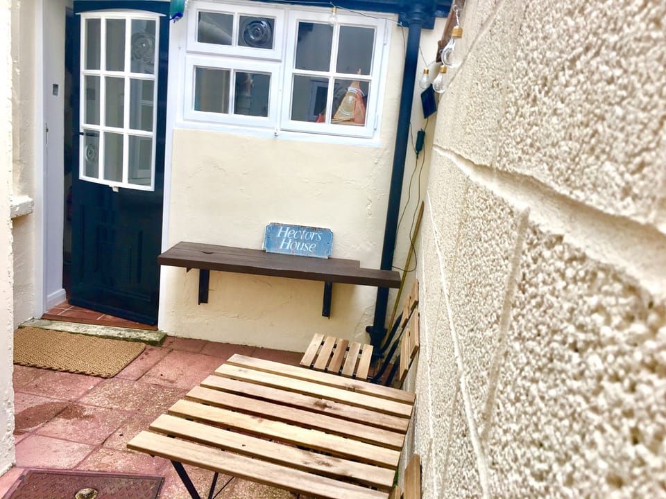 Zeta Cottage: Courtyard garden with Bistro table and chairs