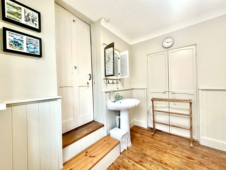 Zeta Cottage: Bathroom en-suite to Master bedroom