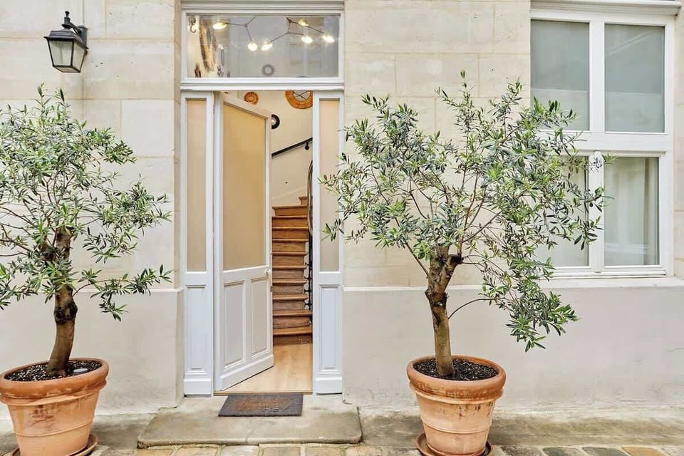 Entrée depuis la cour sur l'appartement