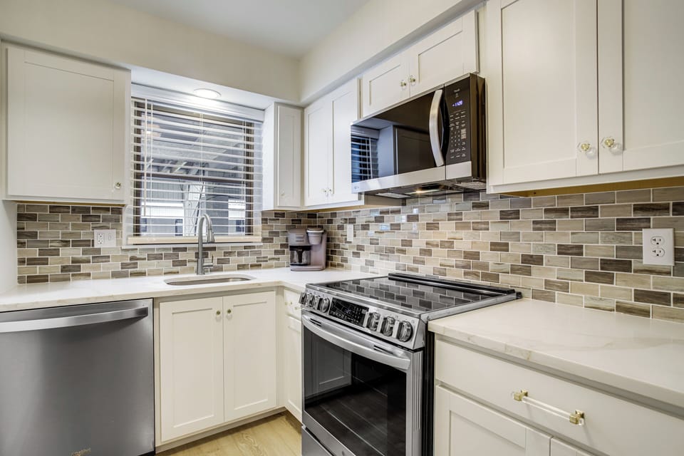 Kitchen | Dual Keurig/Drip Coffee Maker | Dishwasher | Blender | 1st Floor
